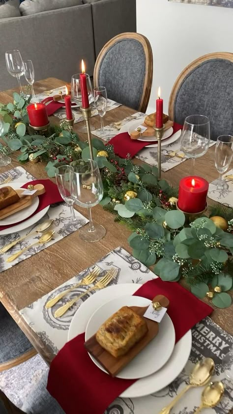 Noche Buena Table Set Up, Crismas Table Decoration, Christmas Breakfast Table Decorations, How To Decorate Christmas Table, Christmas Decor Ideas For Restaurant Bar, Christmas Dinner Table Set Up, Christmas Table Set Up Ideas, Christmas Table Setup Ideas, Yalda Design Decor