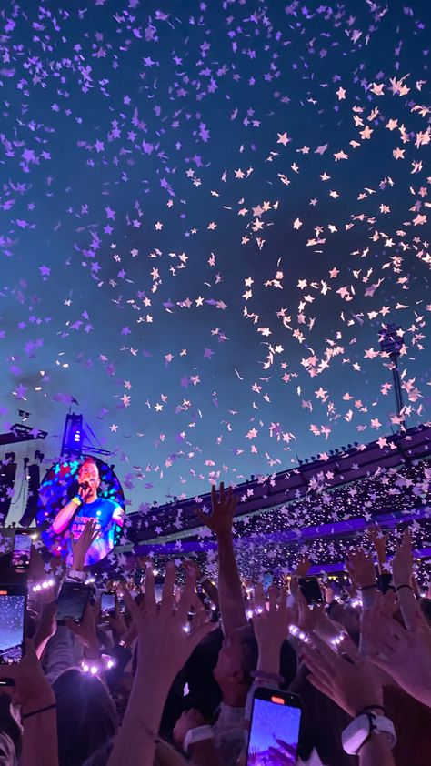 Chris Martin Coldplay, Concert Pictures, Coldplay Concert, Festival Aesthetic, Vision Board Photos, Dream Music, Concert Photos, Concert Aesthetic, Dream Concert