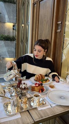 Elegant Lifestyle, Pretty Eye Makeup, Europe Outfits, Your Pretty, Mode Abaya, Casual Day Outfits, Quick Outfits, Looks Street Style, Photography Poses Women