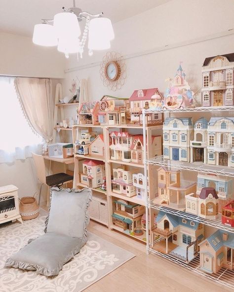 Calico Critters Storage Ideas, Calico Critters Furniture, Toy Collection Room, Sylvanian Families House, Room Organisation, Calico Critters Families, Toy Rooms, Sylvanian Families, Doll Houses