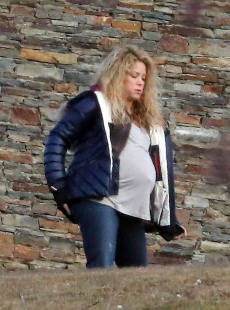 Shakira Baby, Vacation In Spain, Hips Don't Lie, Heavily Pregnant, Gerard Pique, First Pregnancy, Winter Vacation, Baby Bump, Shakira