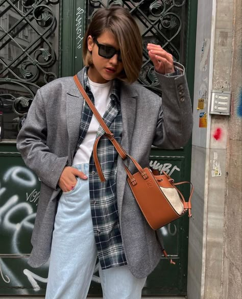 Grey Jacket Outfit, Checkered Shirt Outfit, Checkered Outfit, Plaid Shirt Outfits, Grey Jacket, Look Of The Day, Easy Style, Street Style Winter, Checkered Shirt