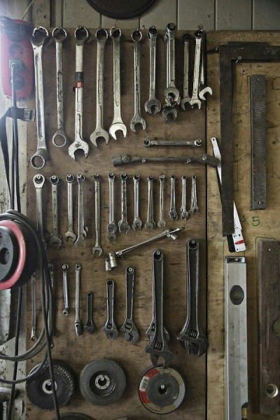 Cinder Aesthetic, Linh Cinder, Mechanics Aesthetic, Vertical Artwork, Vertical Art, Mechanical Workshop, Mechanic Shop, Garage Tool Storage, Old Garage