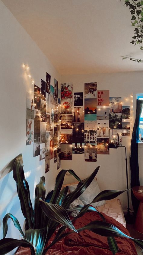 Dorm Wall Lights, Photo Wall With Fairy Lights, Picture Wall Fairy Lights, Wall Decoration With Fairy Lights, Photo Wall Fairy Lights, Wall Collage With Fairy Lights, Fairy Lights Photo Wall, Wall Collage Kit Ideas, Fairy Lights Pictures