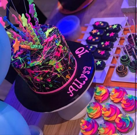 Diy Neon Birthday Party Ideas, Glow Party Dessert Table, Glow In The Dark Themed Cake, Neon Theme Birthday Cake, Neon Cake Designs, Neon Birthday Party Cake Ideas, Neon Food Ideas, Glow Party Cake Ideas Neon Birthday, Neon Birthday Cake Ideas