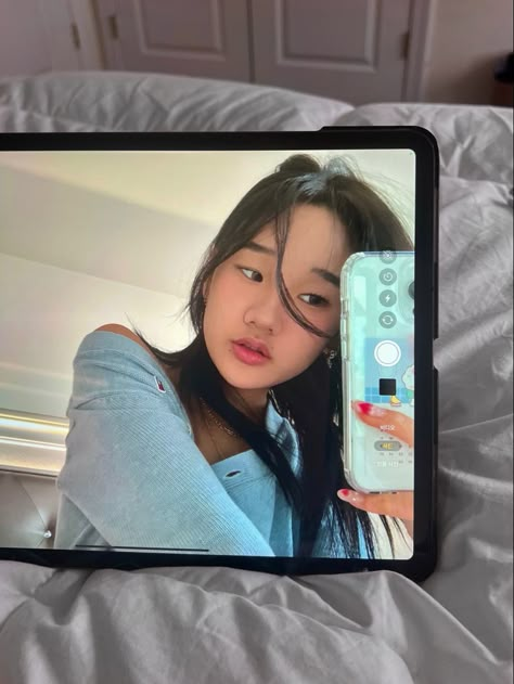 ipad aesthetic Ipad Pics Ideas, Ipad Pics Aesthetic, Ipad Camera Selfie Aesthetic, Ipad Mirror Selfie Aesthetic, Foto Ipad Aesthetic, Ipad Selfie Aesthetic, Ipad Pictures Selfie, Ipad Selfie Ideas, Ipad Girl Aesthetic