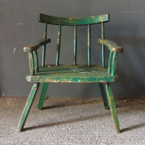 antique-primitive-windsor-chair-49-1 Rustic Chairs, Irish Farmhouse, Irish Kitchen, Pine Chairs, Oak Chairs, Rustic Cafe, Irish Country, Pine Cabinets, Rustic Apartment