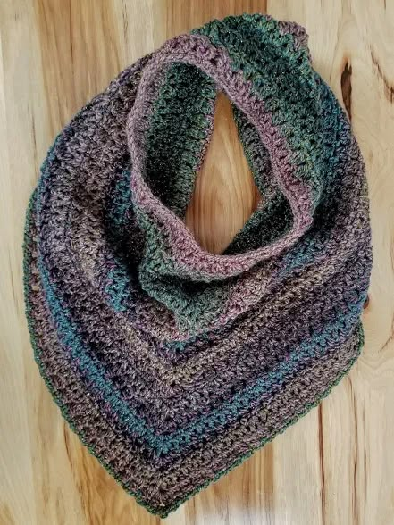 Triangle Scarf Crochet Pattern, Crochet Scarf For Beginners, Crochet Cowl Free Pattern, Crochet Triangle Scarf, Crocheted Scarves, Crochet Bandana, شال كروشيه, Crochet Cowls, Crochet Cowl Pattern