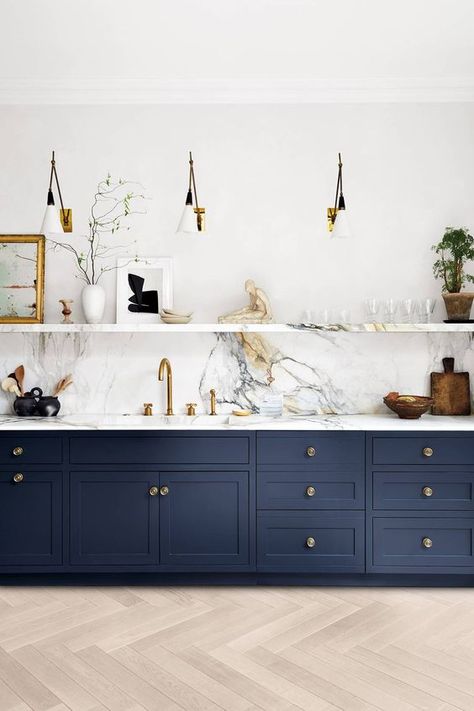 a sophisticated navy kitchen with shaker cabinets, a white marble backsplash, countertops and a ledge for displaying various stuff Dröm Hus Planer, One Wall Kitchen, Navy Kitchen, Blue Cabinets, Kitchen Room Design, Kitchen Inspiration Design, Kitchen Trends, Blue Kitchens, Counter Tops