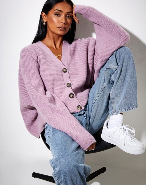 d9731321ef4e063ebbee79298fa36f56desc35512718ri Dusty Lilac, Knit Cardi, Oversized Outfit, Purple Cardigan, Purple Outfits, Mode Casual, Cardigan Outfits, Moda Vintage, Knit Outfit