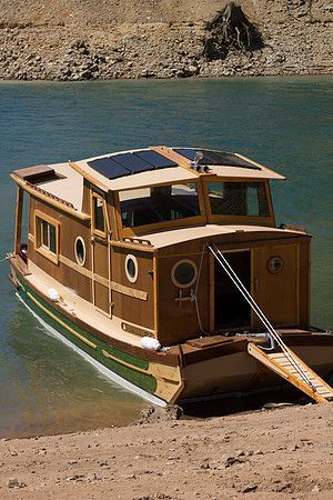 Drift across the soothing waters in a country-style houseboat's lovely dining room Pontoon Houseboat, Shanty Boat, Houseboat Living, Wood Boat Plans, Wooden Boat Building, Build Your Own Boat, Wooden Boat Plans, Diy Boat, Water House