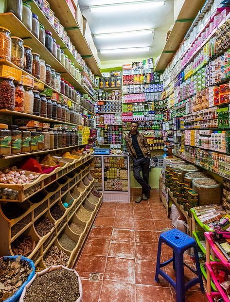 Be on your toes! Researchers have found a new way to rearrange store products to boost impulse buying. https://www.geekslop.com/around-the-world/business/2023/rearrange-store-products-boost-impulse-buying #Marketing Mini Store Ideas, Small Store Design, Impulse Buying, Store Shelves Design, Tangier Morocco, Grocery Store Design, Mini Store, Supermarket Design, Shelves Design