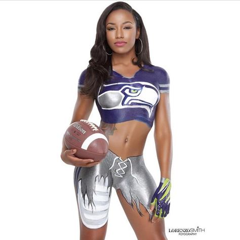 This women is naked and wearing Seattle Seahawns body paint by this talented artist #CiaraThePainter. The link takes you to her Instagram account where she displays more of her artistry. Game Day Fashion, Gameday Fashion, Female Body Paintings, Body Paintings, Football Women, Awesome Makeup, Celebrity Photographers, The Painter, Dark Skin Women