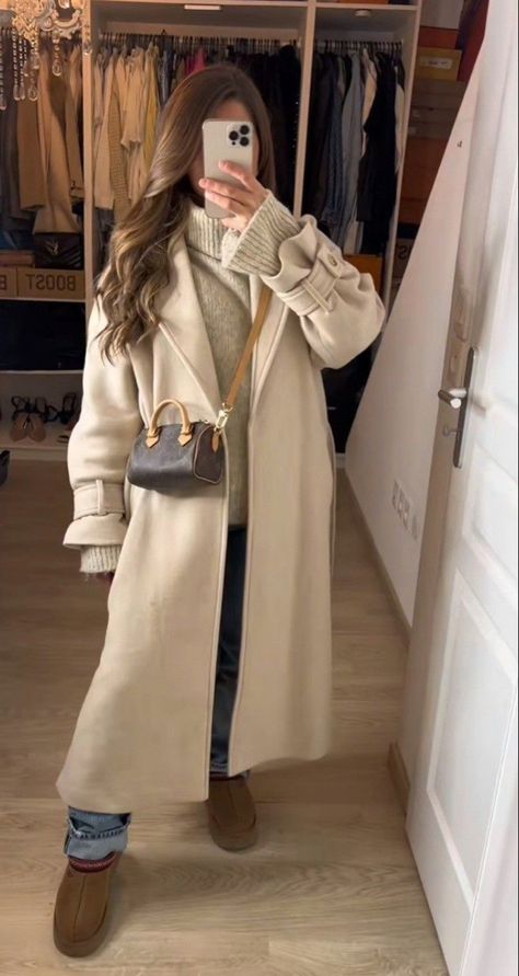 Creme Coat Outfit, Beige Mantel Outfit, Autm Outfit, Beige Coat Outfit Classy, Winter Outfit Classy, Outfit Mantel, Outfit Manteau, Coat With Dress, Coat Winter Outfit