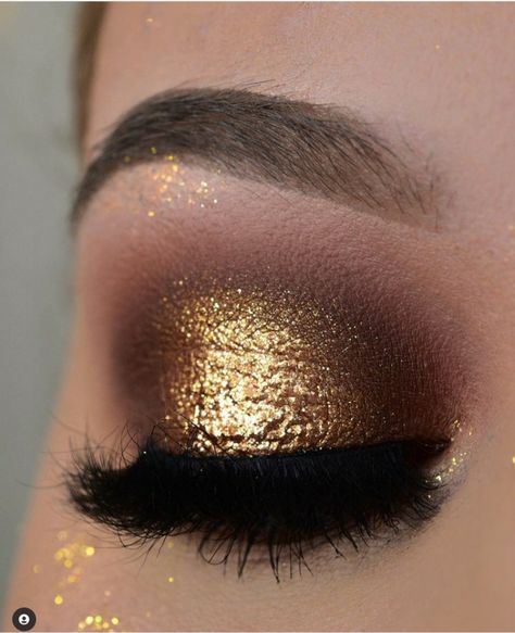 16 Stunning Gold Glitter Makeup For Christmas - The Glossychic Gold Goddess Makeup, Quince Makeup, Sparkly Eye Makeup, Gold Eyeshadow Looks, Gold Glitter Eyeshadow, Gold Glitter Makeup, Disco Makeup, Summer Eyeshadow, Makeup 2023