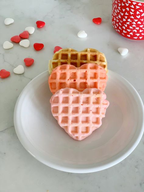 Adorable mini waffles shaped like hearts and dyed pink for Galentine's or Valentine's Day. Valentines Waffles, Pink Waffles, Heart Shaped Waffles, Heart Waffles, Valentine's Breakfast, Grilled Cheese Waffles, Heart Pancakes, Fun Pancakes, Mini Waffles