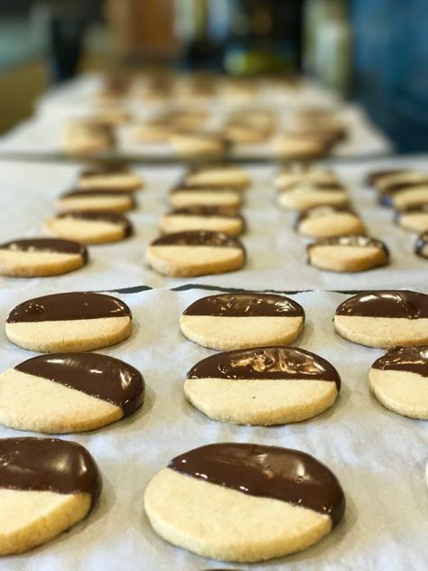 Best Shortbread Cookie Recipe, Cookies Dipped In Chocolate, Best Shortbread, Butter Shortbread Cookies, Best Shortbread Cookies, Chocolate Christmas Cookies, Quick Cookies Recipes, Shortbread Cookies Easy, Chocolate Dipped Cookies