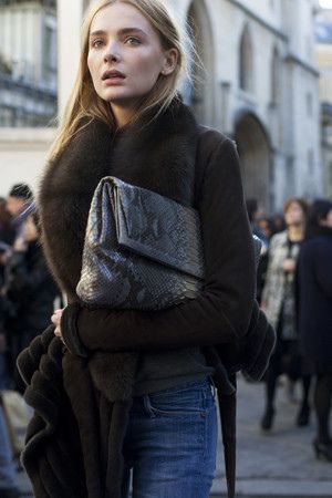 Model-off-duty: fur & python details #style #fashion #streetstyle Snejana Onopka, Diy Skirts, Jeans Trend, Skirt Tutorial, Winter Attire, Bag Outfit, Winter Inspired, Casual Chique, Winter's Tale