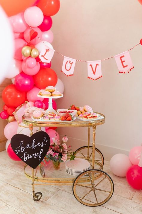 This "Kiss the Bride" themed bridal shower features all the gushy lovey-dovey details we love from a traditional Valentine's day fete, with a Galentine's day vibe. Shower Tips, Balloon Garland Diy, Valentines Balloons, Galentines Party, Balloon Kit, Valentine's Day Party, Valentine Theme, Balloon Diy, Valentines Party