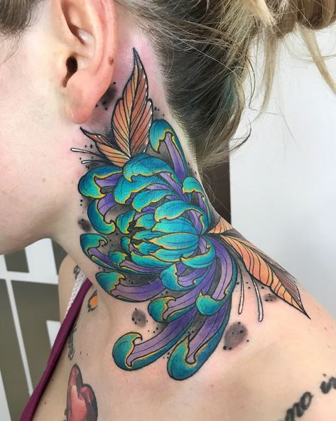 Neck chrysanthemum by Marta Pari, artist and owner of Poison Tattoo Studio in Brescia, Italy. Makeup Artist Tattoo, Flower Neck Tattoo, Japanese Flower Tattoo, Chrysanthemum Tattoo, Throat Tattoo, Back Of Neck Tattoo, Neck Tattoos Women, Floral Tattoo Sleeve, Japanese Flower