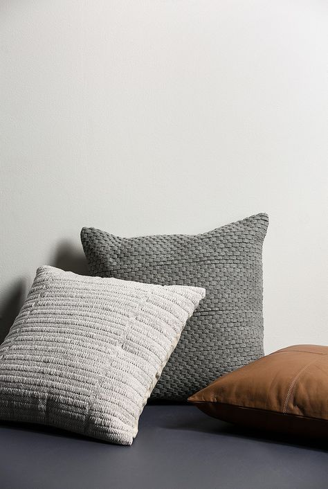 Pillow Photography Ideas, Pillow Photography, Pillow Stack, Modern Cushions, Brown Cushions, Photo Pillows, Christmas Cushions, Minimalist Photography, Boho Chic Decor