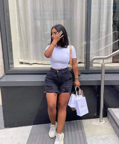 Bum Shorts, Look Kylie Jenner, Ladies Outfits, Cute Modest Outfits, Effortlessly Chic Outfits, Swag Outfits For Girls, Looks Black, Classy Casual Outfits