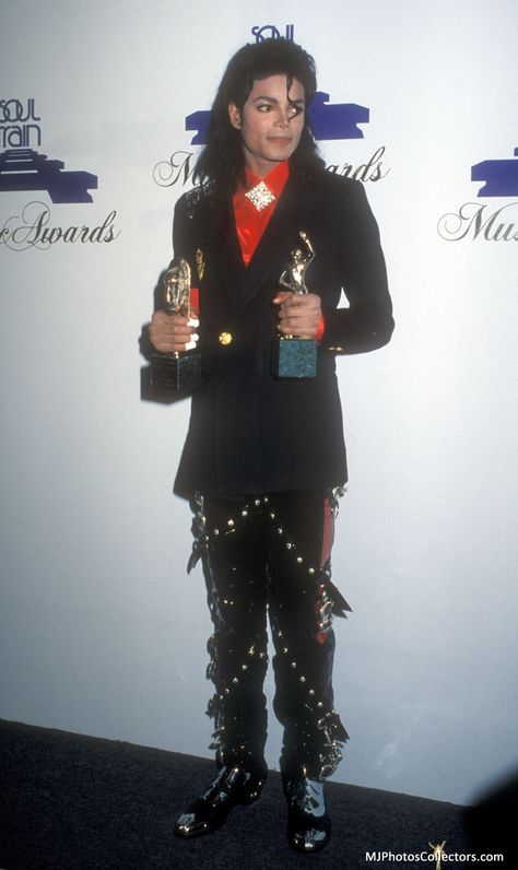 1989 soul Train Awards :) Michael Jackson Awards, Mj Bad, Soul Train Awards, Hee Man, Michael Jackson Wallpaper, Photos Of Michael Jackson, Sammy Davis Jr, Michael Jackson Smile, Joseph Jackson