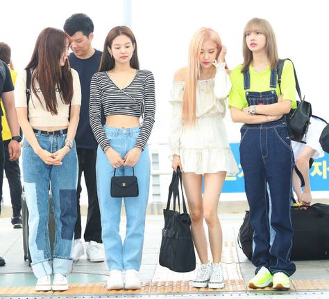 Blackpink Pictures and Photos Rosé Ig Story, Jennie Lisa, Kim Jisoo, Incheon, Blackpink Photos, Airport Style, Airport Outfit, Blackpink Fashion, Lalisa Manoban