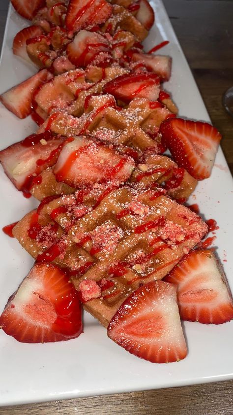 Strawberry Shortcake Waffles, Waffles Strawberry, Recipe Strawberry, Strawberry Waffles, Birthday Breakfast, Brunch Time, Catering Ideas, Like And Comment, Brunch Ideas