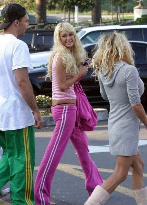 Paris Hilton 2000s, Paris And Nicole, 00s Fashion, 2000s Outfits, Look Retro, 2000s Fashion Outfits, Country Singers, Paris Hilton, Dresses To Wear To A Wedding