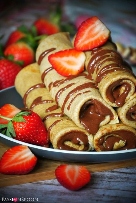 Pancakes With Nuttela, Fancy Desert Ideas, Me As A Food, Chocolate Breakfast Ideas, Big Pancakes, Pancake With Nutella, Yummy Food Pictures, Couple Dessert, Good Breakfast Ideas