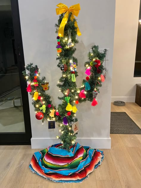 Mexican Theme Christmas Decorations, Mexico Inspired Christmas Tree, Taco Christmas Tree, Mexican Xmas Tree, Christmas Fiesta Decorations, Mexican Christmas Decor Ideas, Mexican Xmas Decorations, New Mexico Christmas Decorations, Aztec Christmas Decor