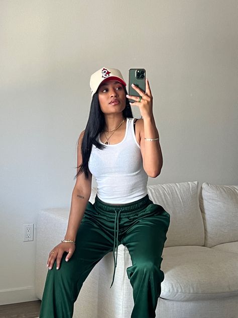 Women Snapback Outfit, Snapback Outfit Black Women, Baseball Hat Outfit Black Women, Trucker Hat Outfit Black Women, Snapback Hat Outfit For Women, Snapback Outfit Women, Green Track Pants Outfit, Snapback Hats Outfit, Outfits With Fitted Hats