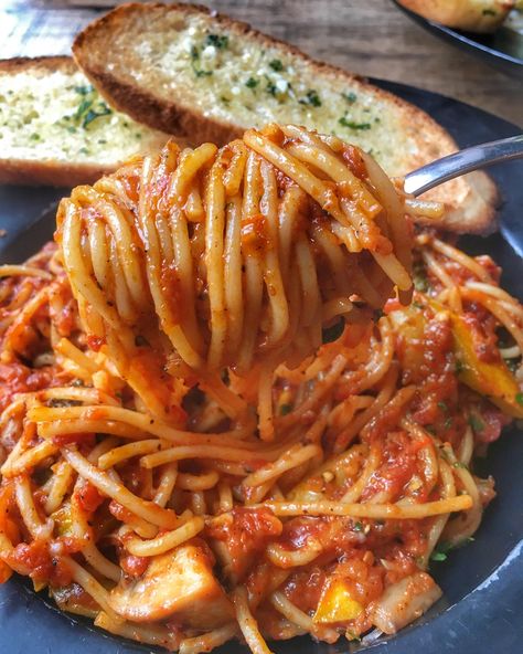 Spaghetti With Garlic Bread, Spaghetti Photography, Spaghetti And Garlic Bread, Pasta And Garlic Bread, Spaghetti Aesthetic, Spaghetti Bread, Tomato Spaghetti, Eating Photography, Food Tiktok