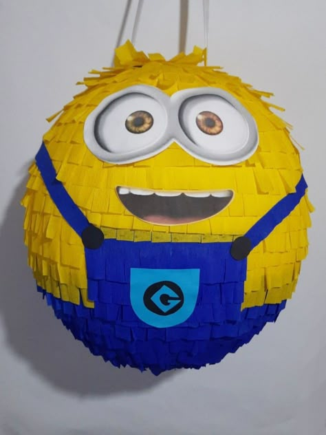 Minion Pinata Diy, Cool Pinatas, Round Pinata, Osc Activities, Minions Birthday Party Decorations, Paper Mache Art Projects, Minion Pinata, Piñata Ideas, Minion Birthday Party