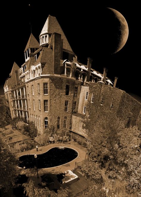 Crescent Hotel Eureka Springs, 1886 Crescent Hotel, Halloween Attractions, Crescent Hotel, Haunted Hotels, Eureka Springs Ar, Eureka Springs Arkansas, Creepy Places, Spooky Places