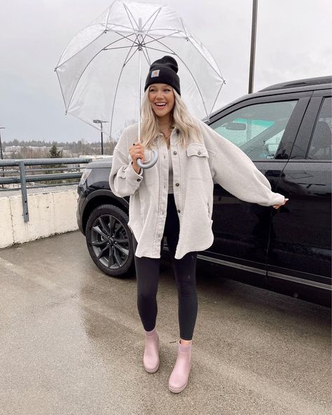 Grey Rainy Day, Rainy Spring Outfit, Raining Day Outfit, Rainy Weather Outfits, Rainy Outfit, Bre Sheppard, Rainy Day Outfits, Rainy Day Outfit For Work, Weather Outfits