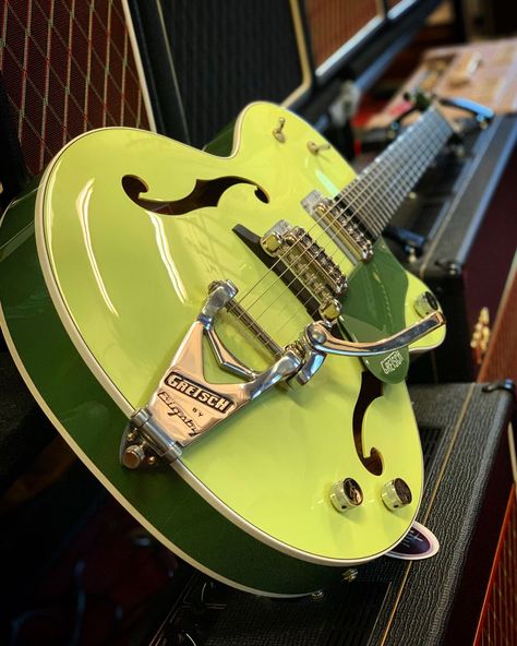 Air Guitar, Electric Guitar Design, Green Electric, Guitar Obsession, Cool Electric Guitars, Beautiful Guitars, I'm With The Band, Guitar Art, Guitar Hero