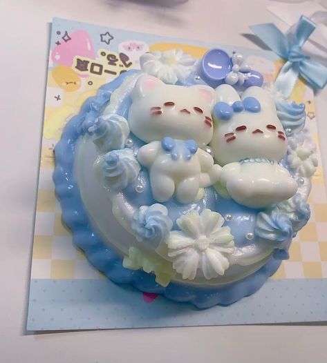 🎂 A cake with a diameter of less than 9 cm, full of details. The decorative bag will be similar to the one shown in the video. Net Weight: Around 260g (0.57 lb)  This is a non-edible product.  💖Check out our store announcement page for more details on squishy product updates, or DM us for more inquiries. All squishes are handmade, and we use food-grade silicone to create them, ensuring a satisfying squish sensation that differs entirely from standard factory-made squishable toys. Due to the handmade nature of our products, they may vary slightly from the pictures, and we do not accept returns or exchanges. We recommend playing with the squish while keeping it in the bag to protect it from dirt. 💡Please read before placing your order: *Each squishy is handmade, so it may have minor imper Baby Blue Cake, Room Desk Decor, Squishy Food, Cute Places, Squishies Kawaii, Rabbit Cake, Cat Rabbit, Kawaii Toys, Blue Cakes