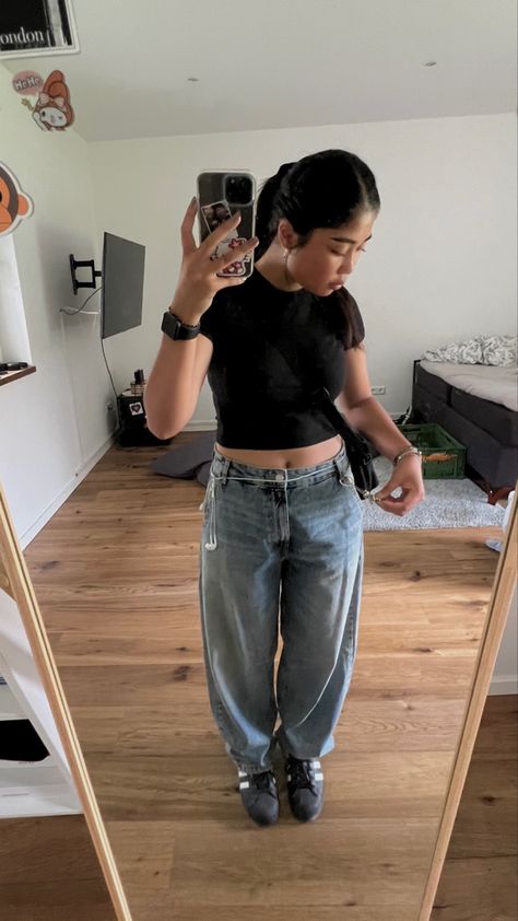 Skater Shoes Outfit, Outfit Ideas With Adidas Shoes, Adidas Superstar Shoes Outfit, Adidas Superstar Black Women Outfit, Black Super Star Adidas Outfit, Styling Adidas Superstar, Superstar Outfit Woman, Black Adidas Shoes Outfits, Adidas All Star Outfit