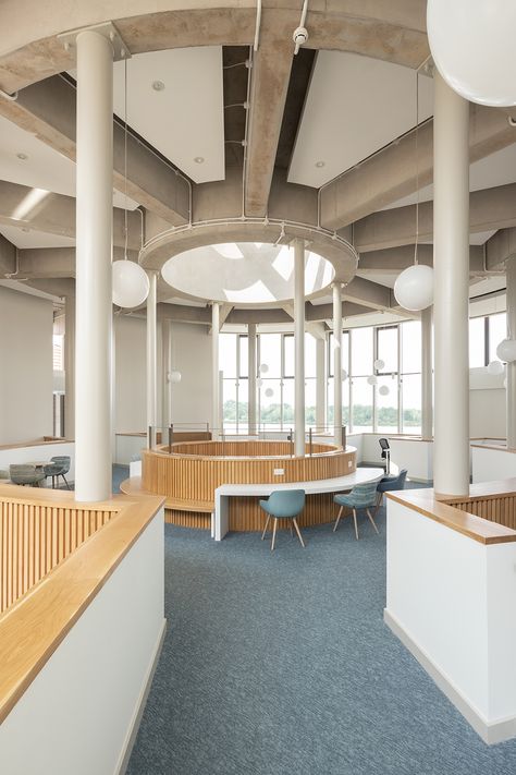 A rest area at a Hospice center in the U.K. It has a geometric, circular ceiling design, with round ceiling fixtures suspended from the ceiling. Circular Ceiling Design, Geometric Ceiling Design, Maidenhead England, Design Inspiration Architecture, Acoustic Ceiling Panels, Calm Atmosphere, Acoustic Ceiling, Acoustic Solutions, Sound Absorption