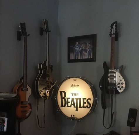 THE BEATLES VINTAGE LUDWIG BASS DRUM HEAD LAMP DISPLAY BLACK OYSTER PEARL BOP Beatles Room, Drum Lessons For Kids, Lamp Display, Drums Logo, Drum Chair, Guitar Wall Mount, Beatles Vintage, Beatles Guitar, Guitar Display