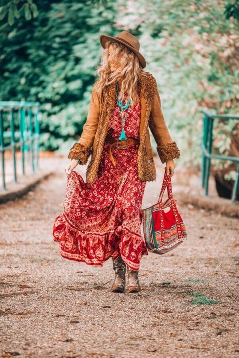 The ultimate bohemian fall look that every boho girl will want! The colors and the style are just perfect for the colder days. Bohemian Fall Outfits, Bohemian Pictures, Looks Hippie, Pictures Background, Boho Chique, Beach Sundress, Boho Mode, Mode Hippie, Bohemian Fall