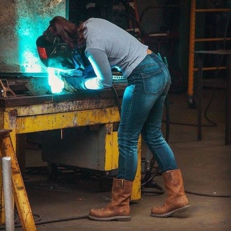 Welding Women Outfits, Girl Mechanic Outfit, Women Welder Pictures, Welding Helmet Designs, Welding Women, Welding Clothes, Mechanic Clothes, Women Welder, Girl Mechanics