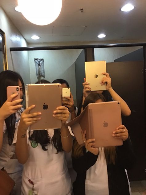 Ipad Mirror Selfie, Organizing Phone, Do Good Quotes, Blonde And Brunette Best Friends, Apple School, Iphone Selfie, Student Picture, Cocktail Videos, Ipad Essentials