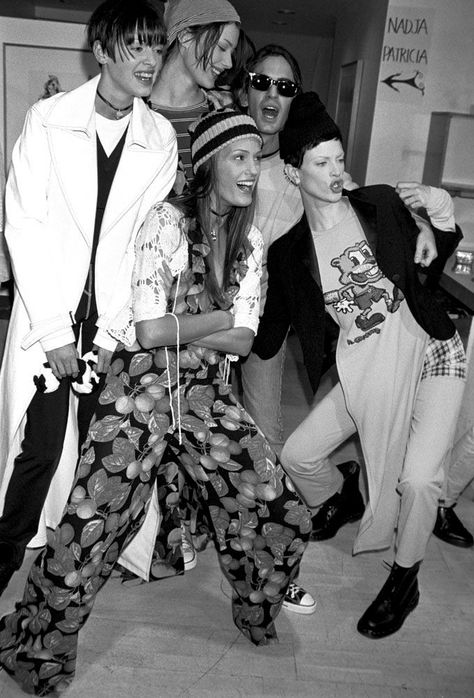 In 1992, a young Marc Jacobs — anointed by the fashion industry as the future of American design — showed what came to be known as his “grunge... 90s Fashion Models, 90s Fashion Party, 1990 Style, Yasmin Le Bon, 90s Hip Hop Fashion, Runway Outfits, 90s Fashion Grunge, Christy Turlington, Hip Hop Outfits