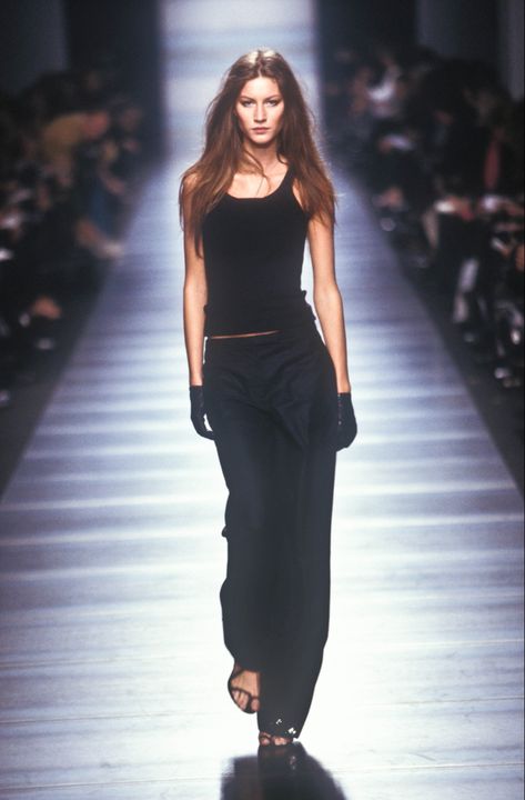 90s Supermodel Off Duty Outfits, 90s Gisele Bundchen, 90s Models Runway, Models Runway Walk 90s, 2000s Runway Fashion Dior, Gisele Street Style, Ysl Runway 90s, Dark 90s Fashion, Runway Model Aesthetic 90s