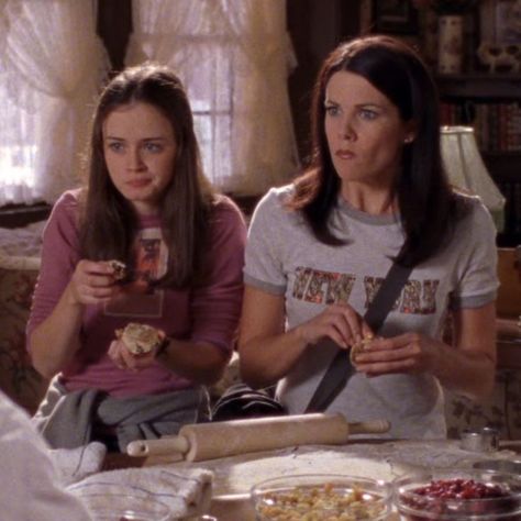 Gilmore Girls Widget, Lorelai And Rory Aesthetic, Gilmore Girls Rory And Lorelai, Gilmore Girls Lorelai And Rory, Rory And Lorelai Gilmore, 2000s Romcom, Rory And Lorelai, Gilmore Lorelai, Gilmore Girls Cast