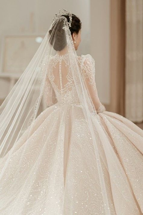 Arab Wedding Dress, Wedding Ideas Dresses, Wedding Outfit Ideas, Arabic Wedding Dresses, Scarf Colors, Wedding Dress Bustle, Bride Dress Simple, Sparkly Wedding Dress, Wedding Dress Outfit