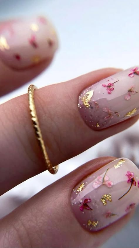 Blush Nails Wedding, Maybe Nails, Nude Nails With Nail Art, Nude Nails With Art, Boho Chic Nails Designs, Nude Floral Nails, Japanese Gel Nail Designs, Natural Look Nails, Trendy Nails Nude